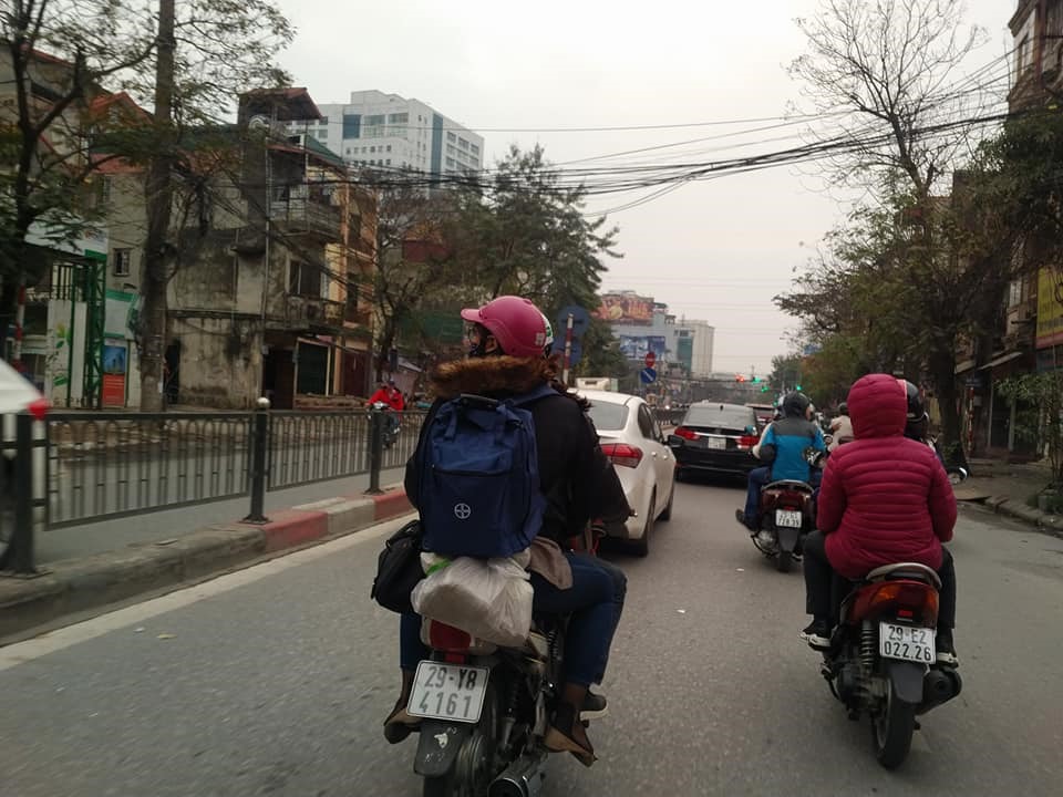 Phía sau xe là những chiếc bánh chưng ngày Tết.