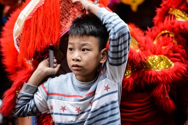 Trẻ em cũng tập tành múa lân