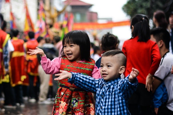 Lũ trẻ thích thú khi thấy đoàn rước đi qua.