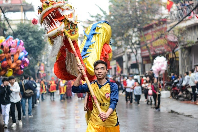 Tham gia đoàn rước là các đội múa lân, rước kiệu, rước Pháo Nhất, Pháo Nhì và cả những cao niên trong làng với nhiệm vụ đóng vai các “quan ông”, “quan bà”