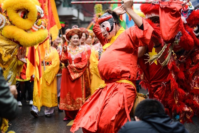 Vừa đi, đoàn rước vừa dừng lại để hò reo, múa lân và nhảy múa để thể hiện sự sung túc, no đủ.