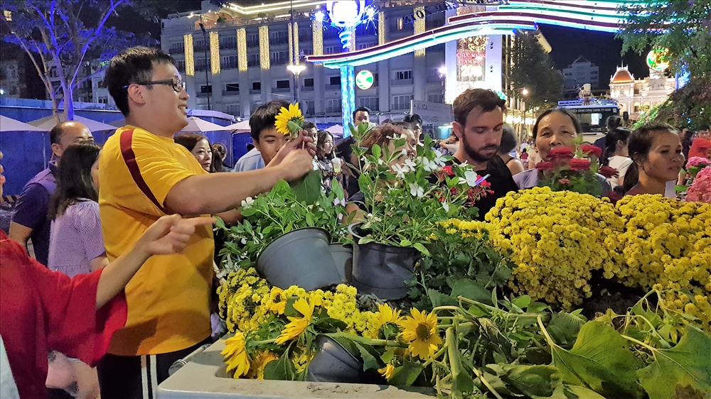 Những chậu hoa còn đẹp được người dân xin lại từ các công nhân để mang về nhà chăm sóc. Ảnh: Trường Sơn