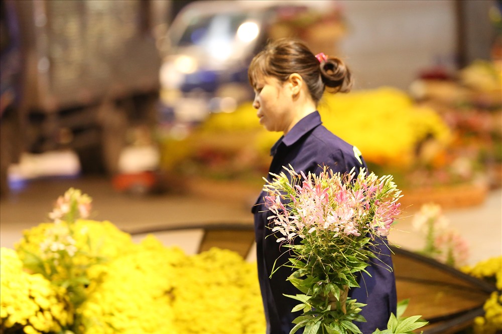 Thực tế có nhiều chậu hoa còn rất đẹp dù đã qua nhiều ngày trang trí trên đường. Ảnh: Trường Sơn
