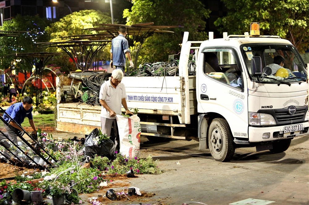 Nhiều chậu hoa nhỏ hoặc các cành lan, phụ kiện thì được cho vào bao tải. Ảnh: Trường Sơn