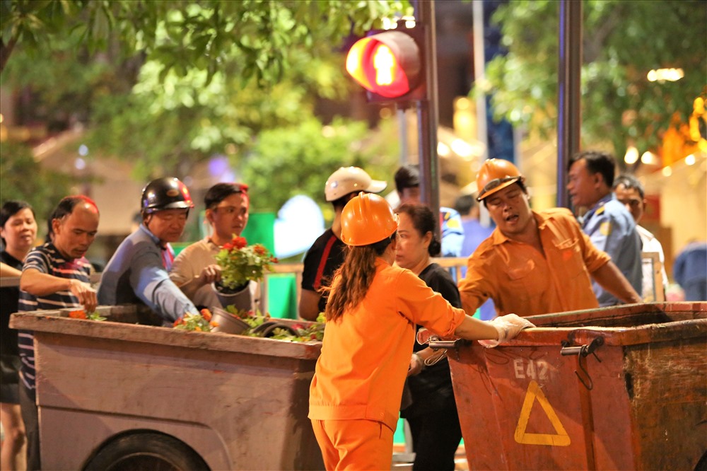 Thậm chí, phát hiện có những loại hoa mình thích đang nằm trong xe rá, nhiều người cũng không ngần ngại cầm lấy để mang về trồng cho đẹp nhà đẹp cửa. Ảnh: Trường Sơn
