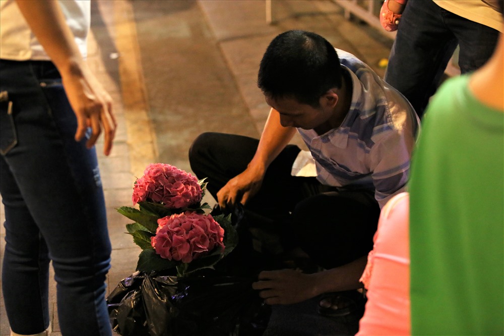 Người đàn ông này xin đượ hai chậu bông rất đẹp, ông nói là sẽ mang về trồng trên sân thượng. Ảnh: Trường Sơn