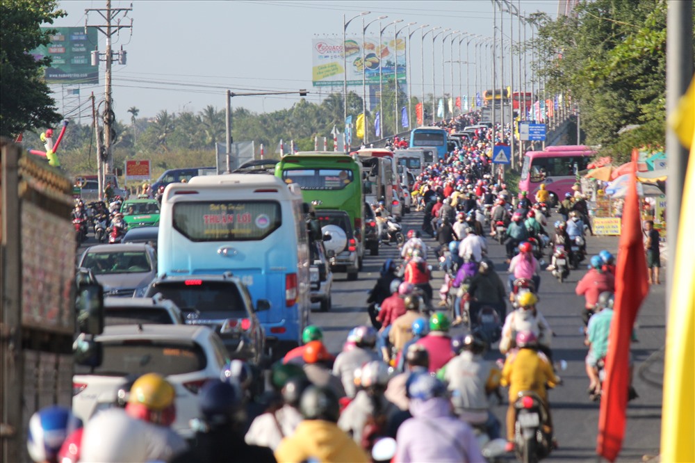 Cảnh ùn ứ giao thông tại khu vực cầu Rạch Miễu (ảnh: P.V)