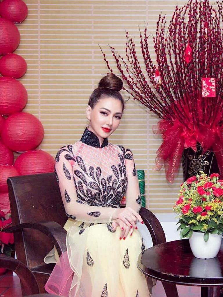 Vũ Lâm đã mang đến không khí rộn ràng, tươi vui và đậm dấu ấn ngày tết khi diện trang phục áo dài rực rỡ sắc màu.