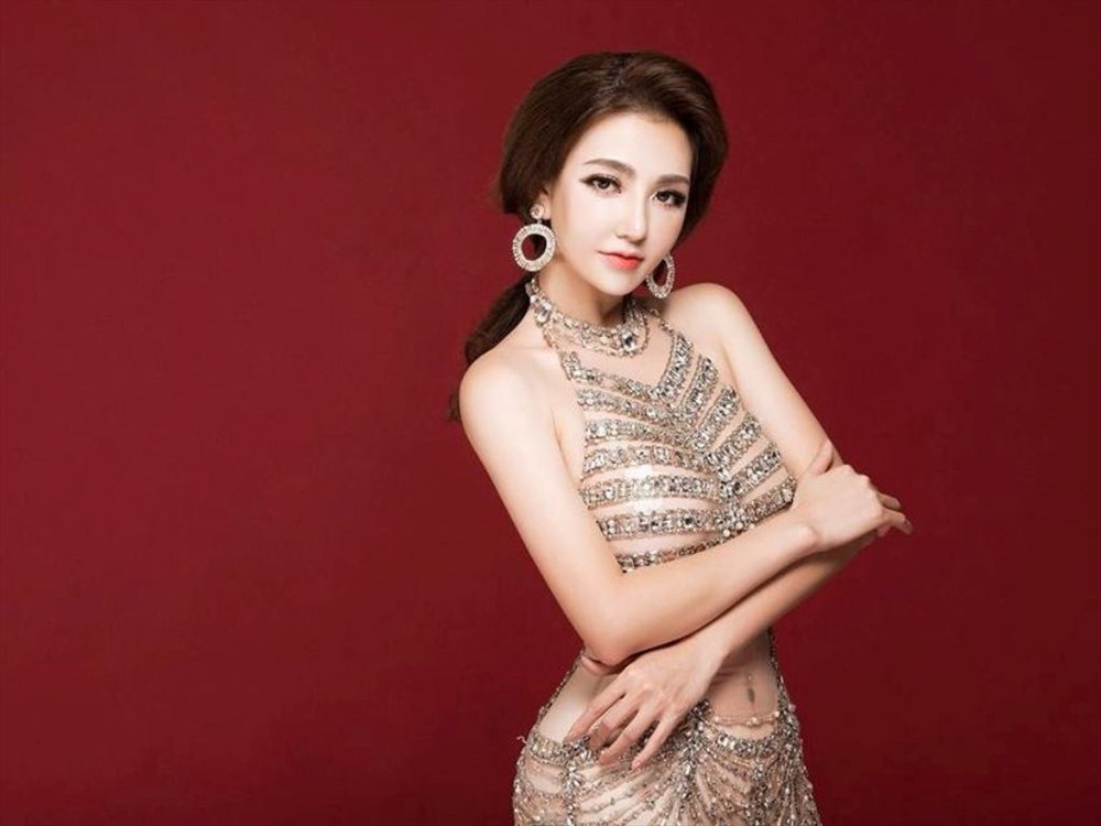 Sau khi đăng quang Hoa hậu châu Á 2017 tại Trung Quốc, người đẹp xuất thân từ ngành y khiến nhiều người bất ngờ khi thừa nhận đã kéo dài chân.