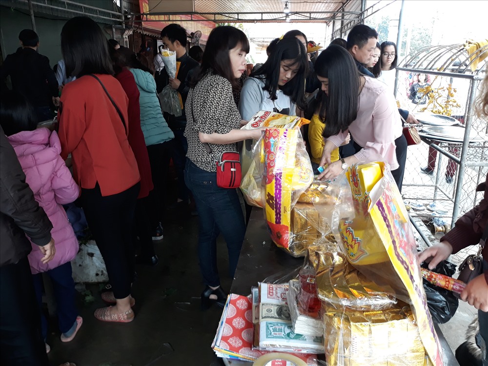 Chen lấn nhau để bày lễ lên đền. ảnh:HQ