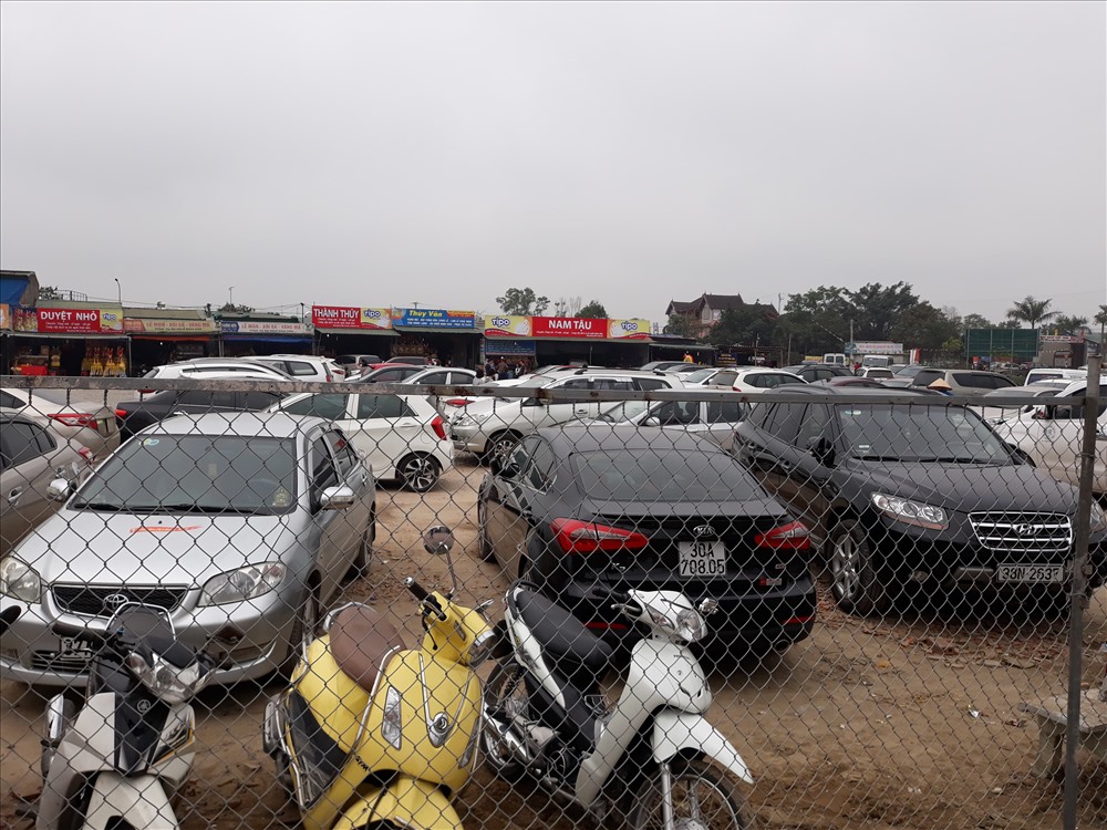 Bãi xe chật kín, giá gửi xe dao động từ 20 - 25 nghìn đồng đối với ô tô. ảnh:HQ