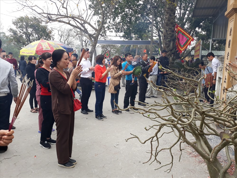 Mỗi ngày có hàng nghìn lượt người tứ phương tới viếng ông Hoàng Mười. ảnh:HQ