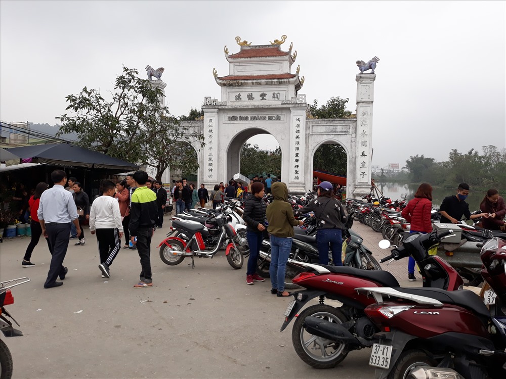 Hàng năm vào dịp đầu năm mỗi ngày đền ông Hoàng Mười đón hàng chục ngàn người dân địa phương và khách thập phương đến đi lễ. Mọi người dâng cờ quạt, bút sách, tiền vàng... để cầu tài cầu lộc, cầu mong bình yên, cầu mong cho con em được đỗ đạt khoa cử, thành tài để làm rạng danh tổ tông. ảnh:HQ