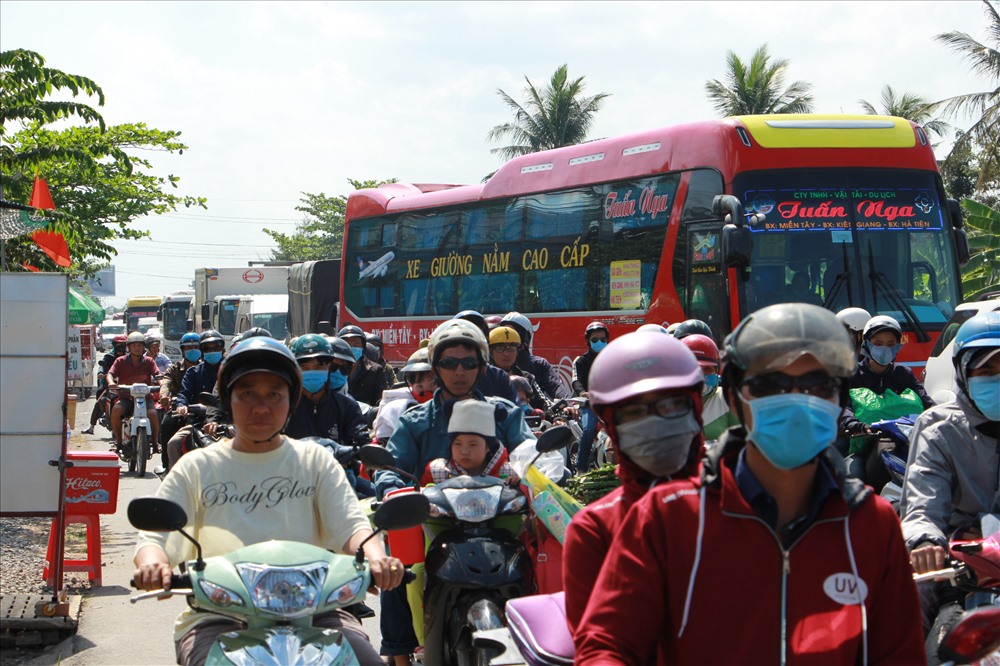 Đến chiều 20.2, dòng người và phương tiện vẫn chen chúc đổ về TP.HCM