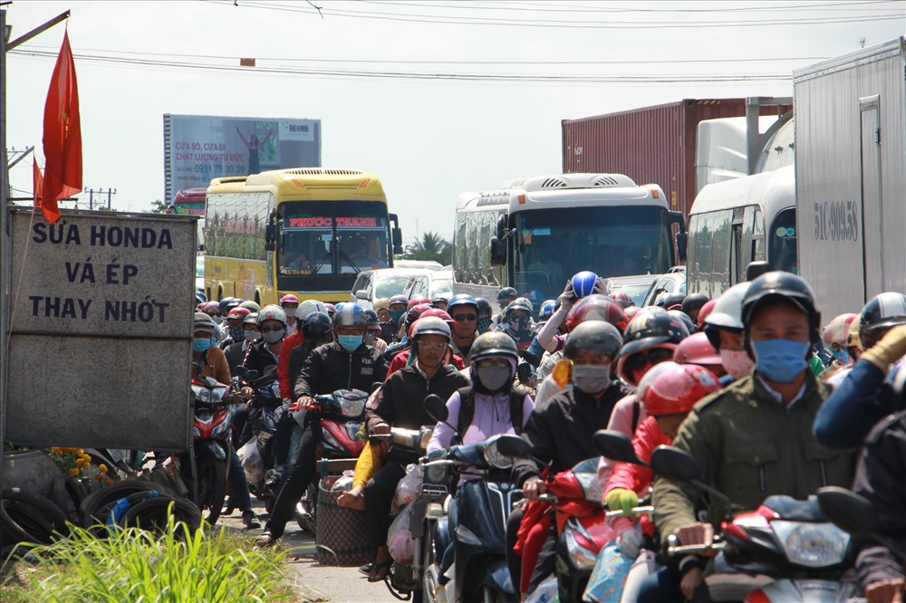 Do đây là ngày nghỉ tết sau cùng, nên các phương tiện từ các tỉnh miền Tây trở về TPHCM và các tỉnh miền Đông tăng đột biến, làm nhiều điểm giao thông tắc nghẽn