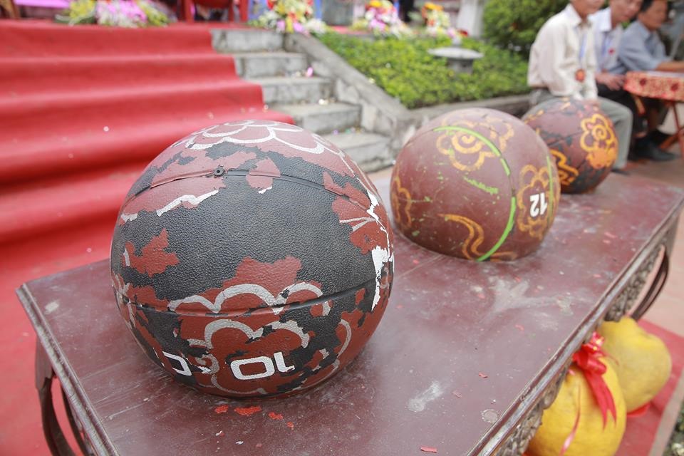 Vật cầu là môn thể thao rèn luyện cả chí và lực, đồng thời mang tính hợp đồng mưu lược, nên có nhiều lứa tuổi khác nhau từ thiếu nhi đến các cụ cao tuổi trong làng tham gia. Năm nay, những quả cầu được làm bằng cao su nhằm giảm thương tích không đáng có khi thi đấu.