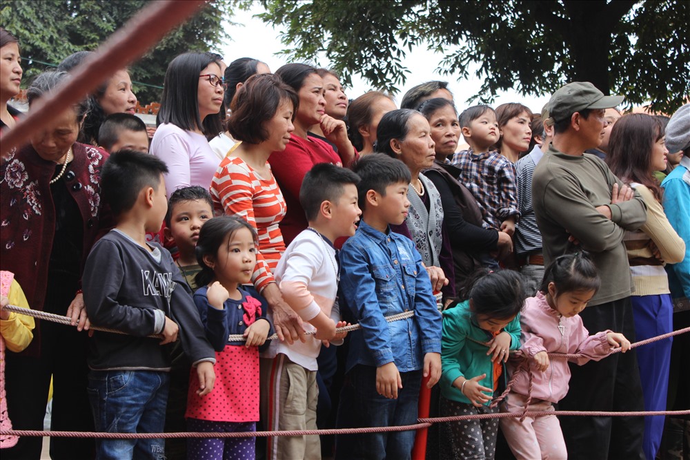 Người dân địa phương và du khách hồi hộp theo dõi từng pha giằng co vật cầu.