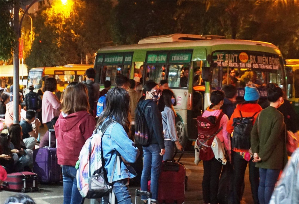 Đến 4h sáng, một số tuyến xe buýt bắt đầu hoạt động. Hành khách vội vã tay xách, nách mang hành lý, quà quê lên xe để về nhà, chuẩn bị cho ngày làm việc đầu tiên trong năm mới.