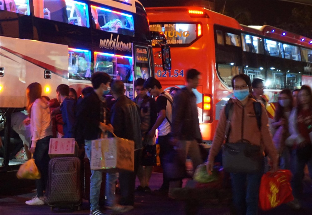 Theo ghi nhận, vào rạng sáng lượng xe cập bến liên tục đưa người dân từ các tỉnh trở lại TPHCM để bắt đầu ngày làm việc đầu tiên trong năm mới.