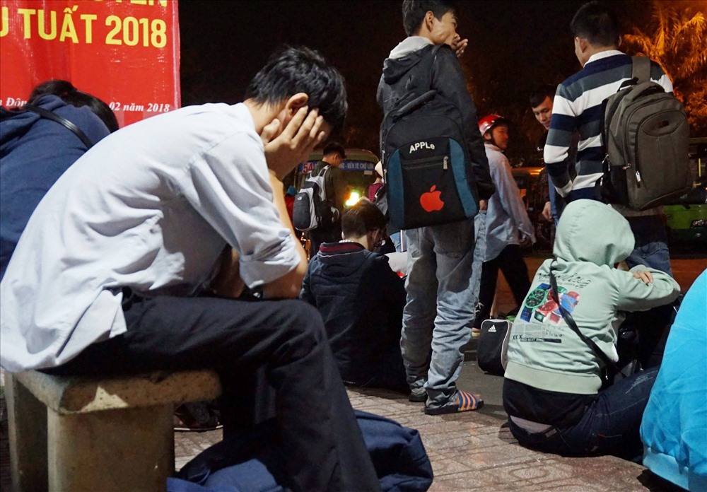 Do trời khuya và để tiết kiệm tiền, nhiều người ngủ lại ở bến xe chờ tới sáng đi xe buýt về nhà.