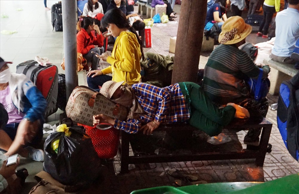 Nhiều người ngủ ngon lành ở bến xe.