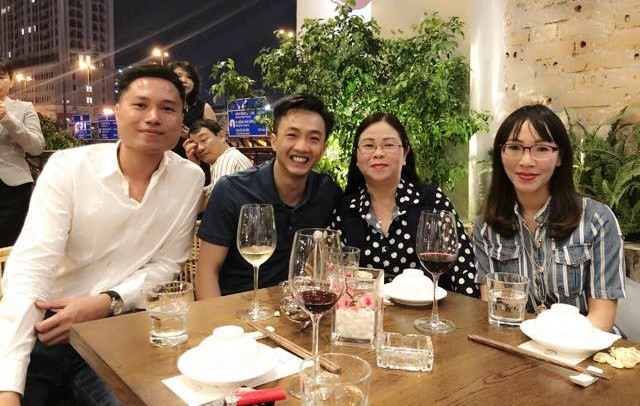 Cường Đô La cười tươi bên cạnh mẹ ruột của Đàm Thu Trang
