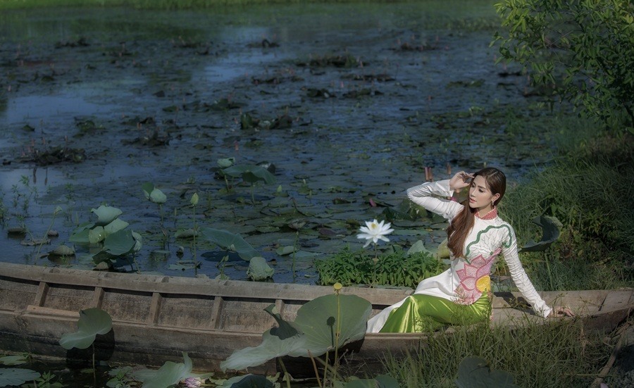 Hoàng Hạnh thích mặc áo dài trắng