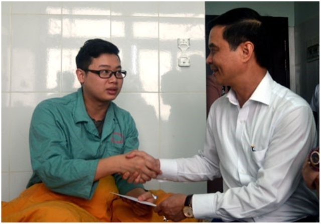 Lãnh đạo UBND tỉnh Yên Bái thăm, động viên bác sĩ bị hành hung. Ảnh: Thanh Sơn/Nhân Dân.