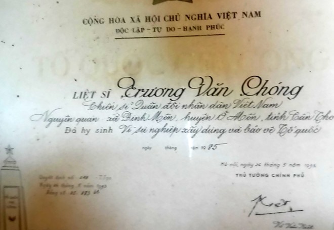 Bằng Tổ quốc ghi công của ông Chóng. Ảnh: Nhật Tân.