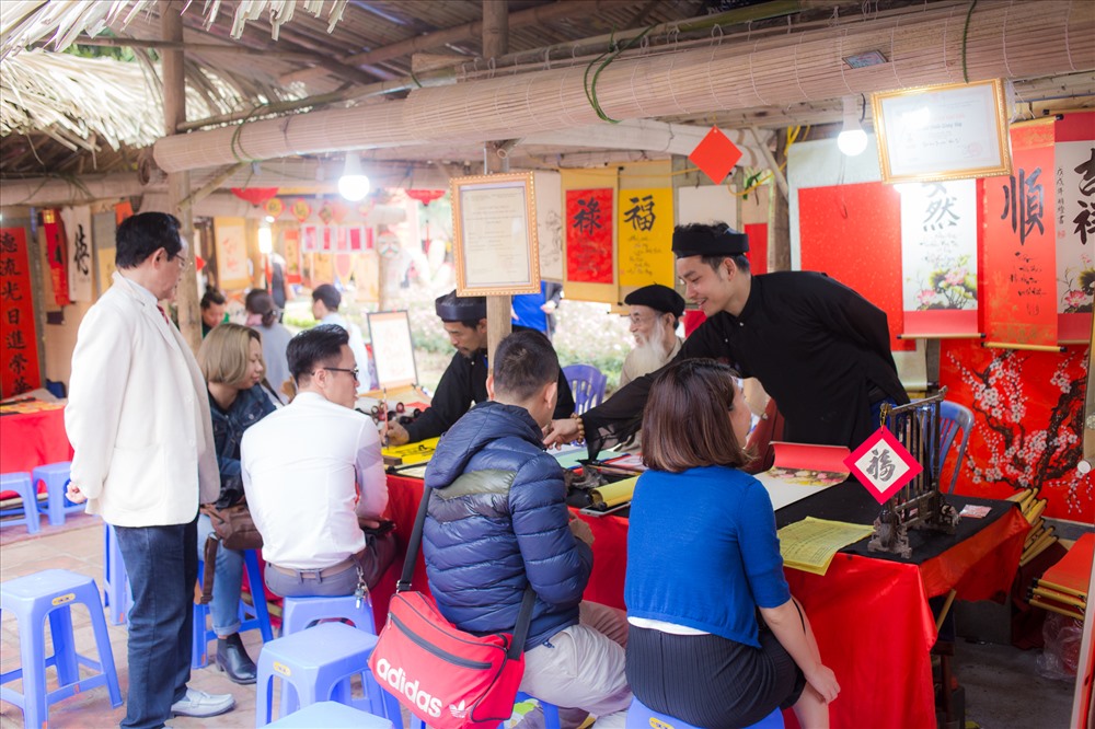 Phần đông là các bạn trẻ tới xin chữ