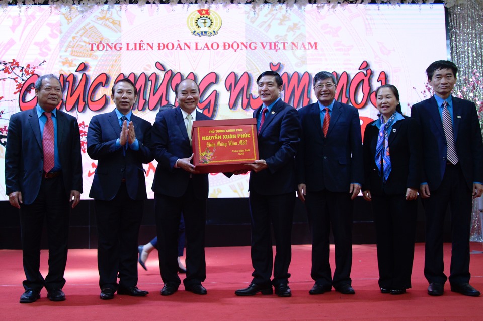 Thủ tướng Nguyễn Xuân Phúc tặng quà Tết tới Tổng LĐLĐVN. Ảnh: Hải Nguyễn