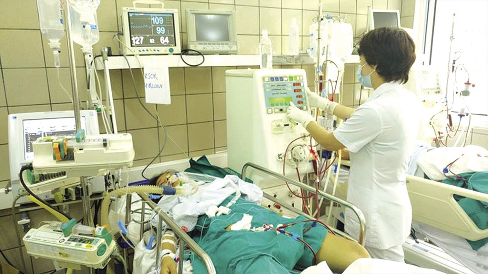 Một trường hợp ngộ độc rượu được cấp cứu tại Trung tâm Chống độc - Bệnh viện Bạch Mai, Hà Nội.