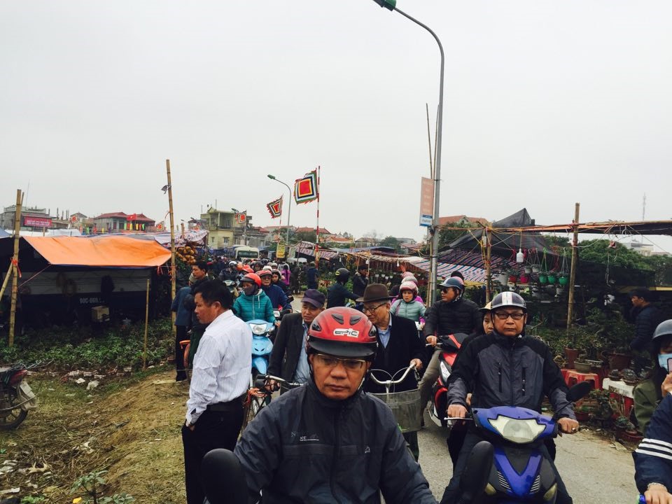 Theo quan niệm của cổ truyền, đầu năm du khách thập phương chảy hội chợ Viềng sẽ đến Phủ Dày cầu tài lộc, may mắn cho cả gia đình, sau đó người dân thường ghé qua chợ Viềng mua bán lấy lộc đầu năm
