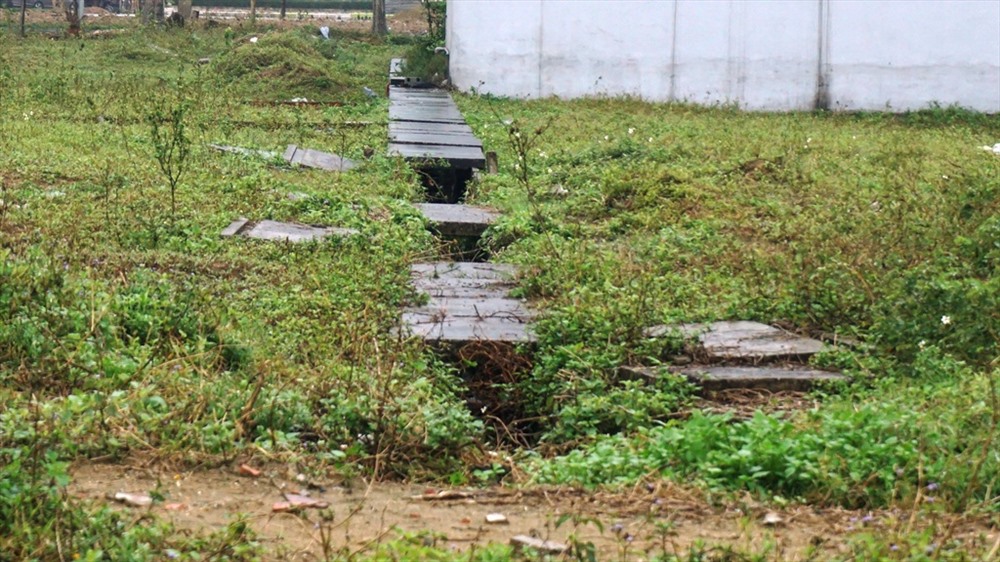 Một đoạn mương thoát nước đã bị vỡ nắp. Ảnh: QĐ