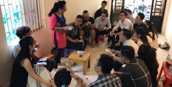 Các học sinh cũ làm bài kiểm tra thử thách.
