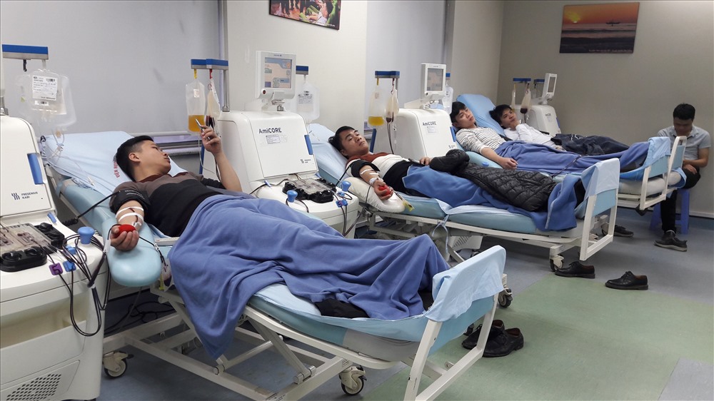Hiến máu tại phòng hiến tiểu cầu (Ảnh: T.Linh)
