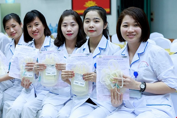 Nhiều cán bộ và nhân viên y tế tham gia hiến máu dịp này. Một điều dưỡng trẻ cho biết hiến máu đầu xuân đã trở thành “truyền thống” ngay từ khi chị về công tác tại Viện. “Máu của mình có thể giúp được người khác sống, mình cảm thấy sống ý nghĩa hơn rất nhiều“.