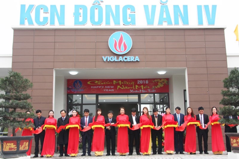 Cắt băng khánh thành Nhà điều hành Ban quản lý Khu công nghiệp Đồng Văn IV