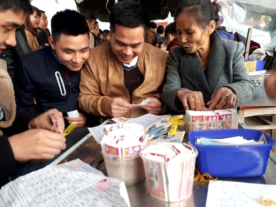 Trò chơi trúng thưởng luôn thu hút người dân tham gia tại Phủ Tây Hồ.