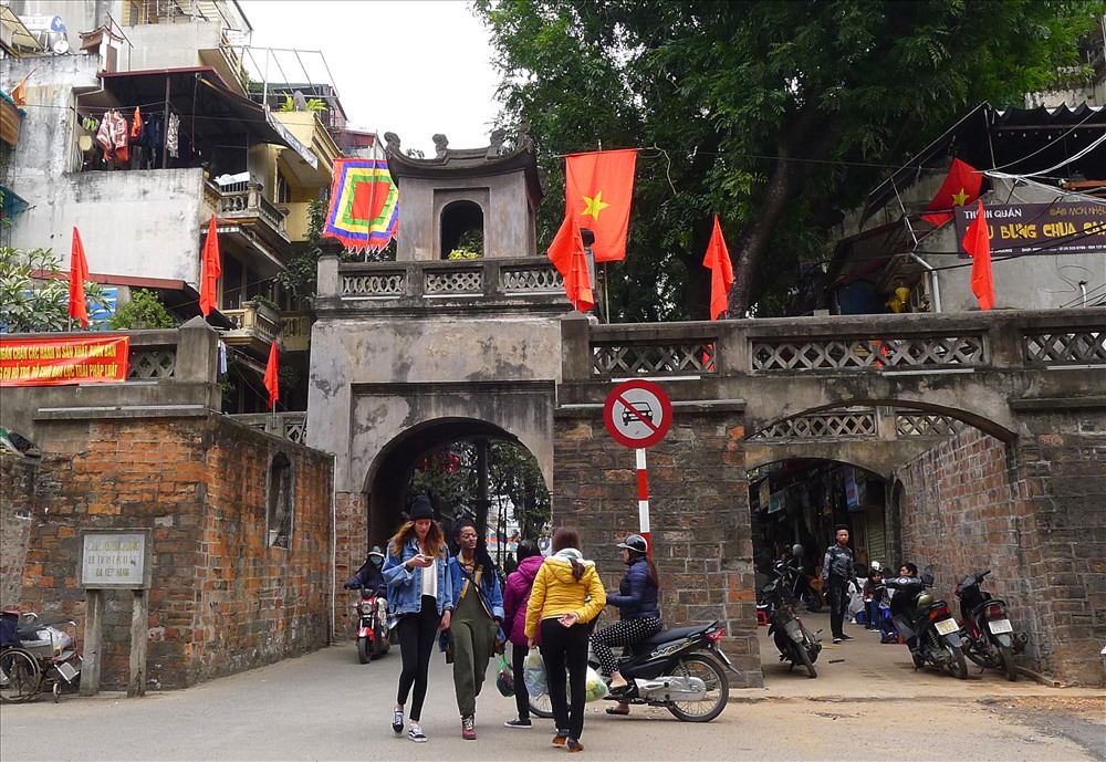 Phố xá nhà cửa cơi nới tùm lum, lấn át không gian của di tích.
