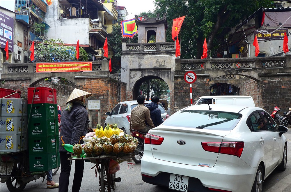 Móng tường thành rất yếu, tuy đã dựng biển cấm ôtô, xe cộ vẫn nườm nượp qua lại, không ai cai quản.
