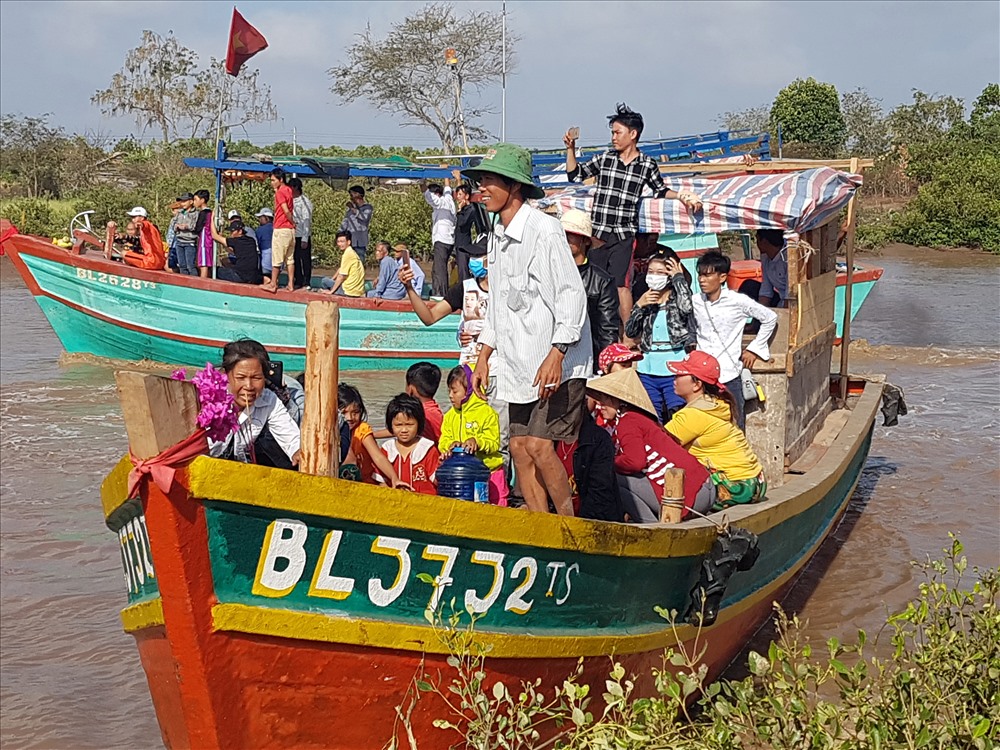 Đoàn tàu ra biển “rước Ông” về theo nghi thức lễ hội (ảnh Nhật Hồ)