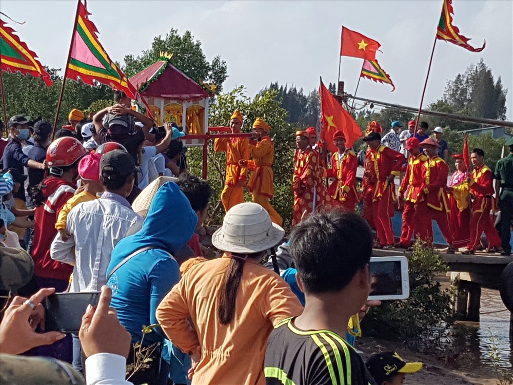 Rất đông người dân đến tham dự lễ cầu cho mưa thuận, gió hòa, đi biển thành công (ảnh Nhật Hồ)