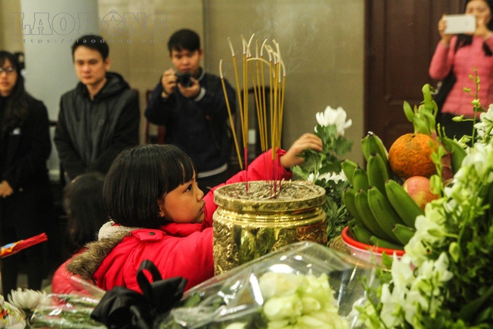 Tất cả bạn bè của Hoàng ở lớp 4A2 trường Tiểu học Tân Mai, quận Hoàng Mai, Hà Nội đến nhìn mặt bạn lần cuối cùng.