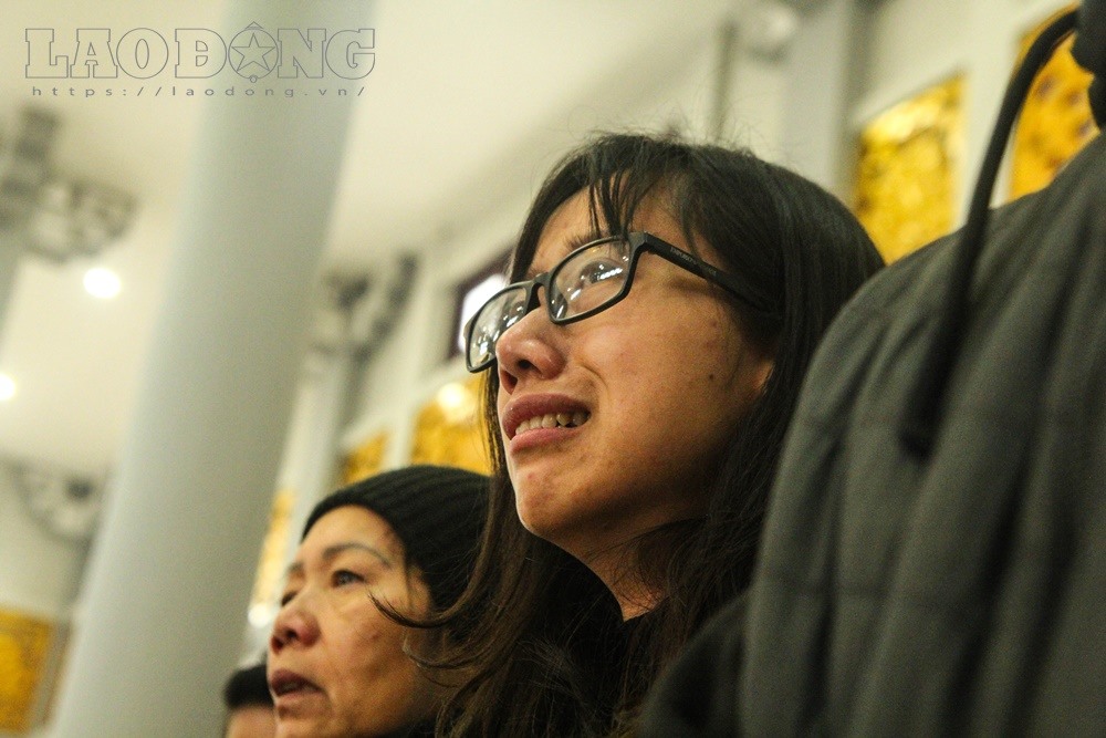 Mẹ của Hải An bần thần trước di ảnh con trai, nhiều lúc chị Phương ngất lịm vì thương con.