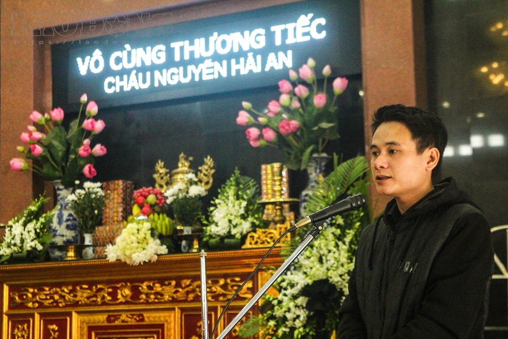 Bố của Hải An cảm ơn mọi người đến đến chia buồn và tiễn con gái về nơi an nghỉ.