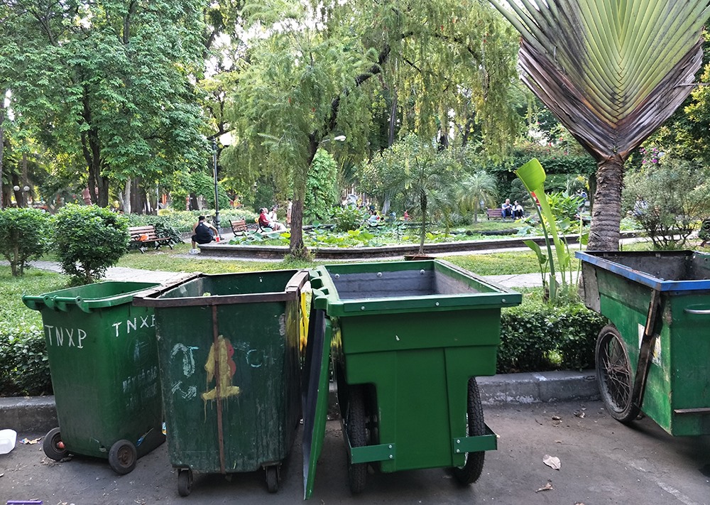 Thùng rác hở, bên trong rác rến bốc mùi ra hôi thối (ảnh: PK).