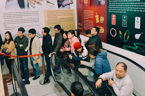 Người dân phải xếp thành hàng dài, tuy nhiên không có hiện tượng chen lấn, xô đẩy