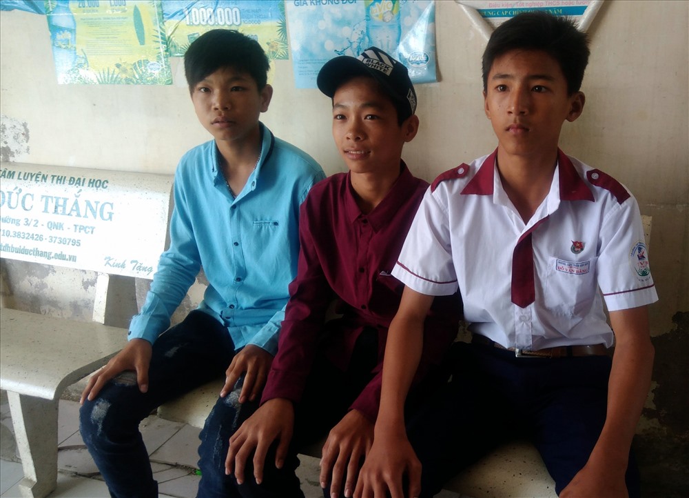Ba thanh niên ở Sóc Trăng trước giờ nhận làm lễ (ảnh Nhật Hồ)