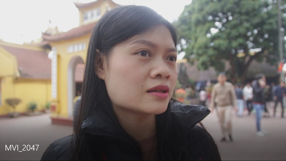 Chị Vũ Thị Hương (Linh Đàm, Hoàng Mai, Hà Nội): “Theo ý kiến của tôi, việc đi chùa đầu năm là theo tâm linh cầu bình an, việc đốt vàng mã hay không là theo suy nghĩ của mỗi người. Bỏ việc đốt vàng mã ở những nơi thờ tự tôi nghĩ là nên bỏ, còn ở gia đình đốt cho ông bà, tổ tiên thì vẫn nên giữ một chút“.